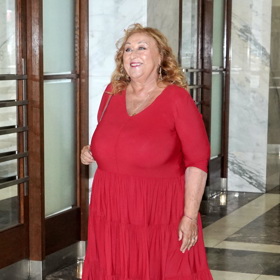 Halina Pawlowská oblékla výrazné maxi šaty s výstřihem do V. K nim sladila kabelku do oranžova a obula mladistvé bílé tenisky.