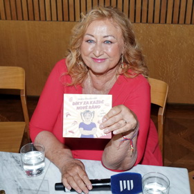 Halina Pawlowská byla v červené nepřehlédnutelná.