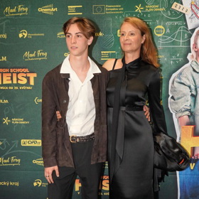 Lenka Vlasáková se synem Maxmilianem Dolanským na premiéře celovečerního filmu High School Heist.