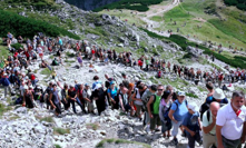 Fronty jako v nákupáku před Vánoci a hodinové čekání. Čeští turisté vzali Tatry útokem 