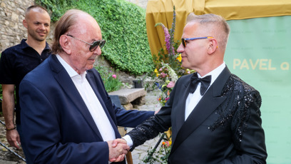 FOTO: František Janeček pogratuloval novomnželům.