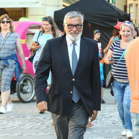 Elegán Jiří Bartoška rád kombinoval společenské kalhot a saka - pokud je doplnil o kravatu, vždy bylo jeho barevné ladění dokonalé.