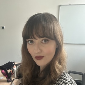 Pro look inspirovaný líčením Jenovéfy Bokové je zásadní nejen fixace, ale i správná příprava pleti v podobě hydratačního krému a podkladové báze.