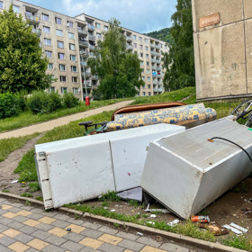 Na ulici se válí i lednice.