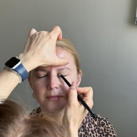 Vizážistka Markéta začíná líčit oči - nechybí podkladová báze pod oční stíny. 
