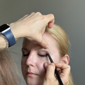 Těsně pod řasami je vedena precizní oční linka.