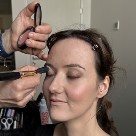 Vizážistka Markéta redaktorce Monice lehce zvýraznila oči...