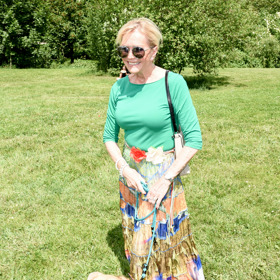 Celému looku dominovala šik vzorovaná maxi sukně.