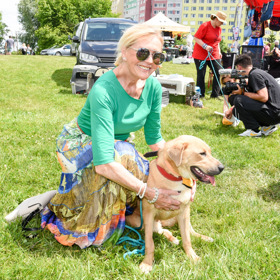 Zpěvačka bravurně zkombinovala eleganci a ležérním pohodlím.