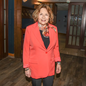 Slovenská herečka Emília Vášáryová ozvláštnila svůj outfit šátkem, který ladil s jejím zářivým sakem.