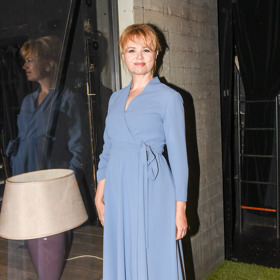 Lichotivé zavinovací šaty v nevinné světle modré má ve svém šatníku i herečka Lucie Žáčková. Jejím outfitem stojí zato se inspirovat.