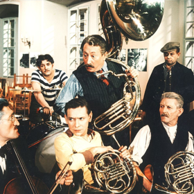 Nábytkářské družstvo Mars má problémy se svým závodním orchestrem. Jeho členy byly na filmovém plátně velké herecké osobnosti v čele s Jaroslavem Marvanem.