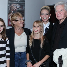 Sabina Laurinová s maminkou Věrou, oběma dcerami a tatínkem Františkem, který je divadelním režisérem. 