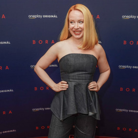 Alena Doláková oblékla džínový komplet topu s peplum a širokých kalhot.