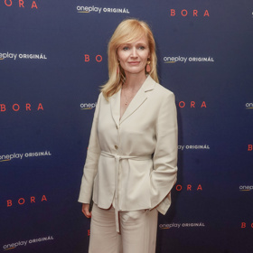 Aňa Geislerová oblékla smetanový kalhotový kostýmek z butiku Nehera. Doplnila ho zlatými náušnicemi a hnědými sandálky na vysoké platformě.