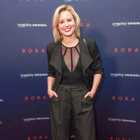 Patricie Solaříková oblékla odvážný průhledný top, k němu černé sako a široké kalhoty s vysokým pasem. 