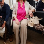 Saskia Burešová předvedla, že ani dámy po sedmdesátce se nemusí zdráhat obléknout výrazné barvy nebo outfit oživit trendy doplňky.