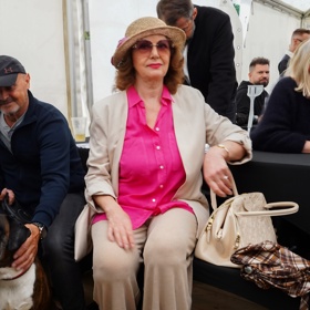 Saskia Burešová předvedla, že ani dámy po sedmdesátce se nemusí zdráhat obléknout výrazné barvy nebo outfit oživit trendy doplňky.