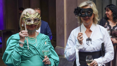 FOTO: Eva Pavlová dorazila se škraboškou.