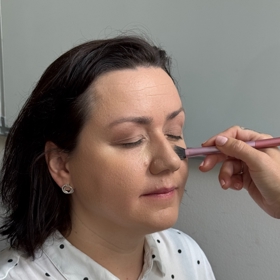 Make-up zvolila vizážistka od Dermacolu, pod oči použila MAC purd na projasnění a vše zafixovala transparentním pudrem.