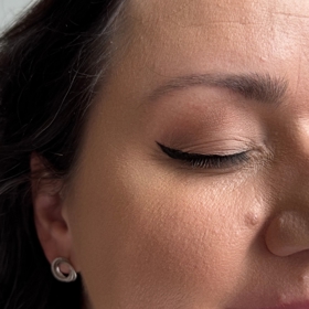 Linku malujeme směrem k vnitřnímu koutku oka a končíme v místě, kde začínají růst řasy.