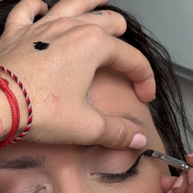 Při malování linky si vizážistka Štěpánka Velíšek nejprve určila bod, kde bude linka končit. 