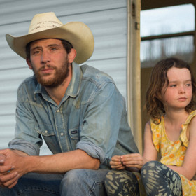 Melancholické americké drama Od základu je o tichém Dustym (Josh O’Connor), jehož ranč právě lehl popelem. Dusty se potýká nejen s tím, kde vzít sílu na nový začátek, ale také hledá způsob, jak navázat silnější vztah s dcerkou, která bydlí s matkou nedaleko.