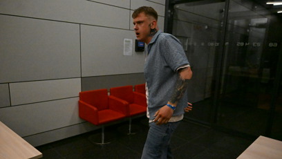 FOTO: Tadeáše Veselého vyvedli z galavečera Clashe 12.