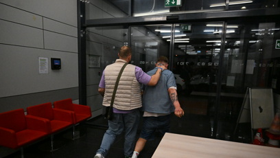 FOTO: Tadeáše Veselého vyvedli z galavečera Clashe 12.