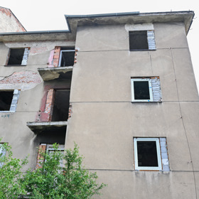 Jeden z vybydlených domů.