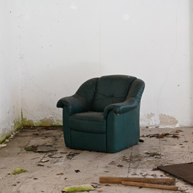 Někdo tu zanechal křeslo.