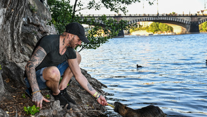 FOTO: Zpěvák Sámer Issa krmil Nutrie.