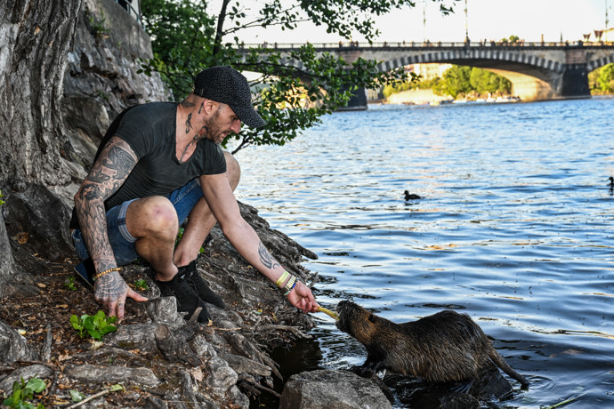 FOTO: Zpěvák Sámer Issa krmil Nutrie. – stránka 14