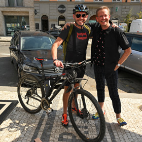 Jan Tuna dorazil na kole.