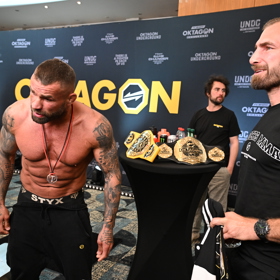 Karlos Vémola po boku trenéra Andrého Reinderse.