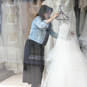 Heidi Janků ve svatebním salonu Adina.