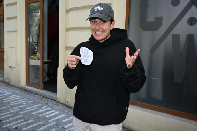 FOTO: Jakub Kotek si nechal v tetovacím studiu vytetovat podobiznu Mikýře. – stránka 51