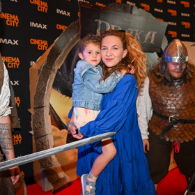 Moderátorka Andrea Antony, dříve Košťálová, vyrazila do kina se starší dcerou Rozárkou. Sladily se do modré barvy.