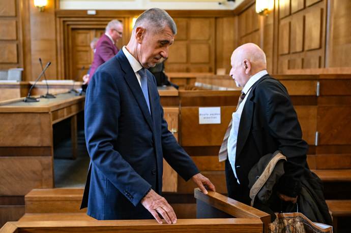 FOTO: Andrej Babiš u soudu. – stránka 456