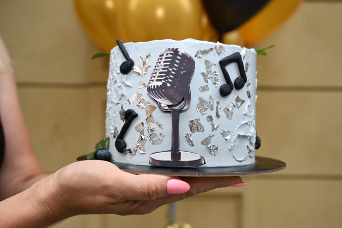 FOTO: Nechyběl krásný dort. – stránka 98