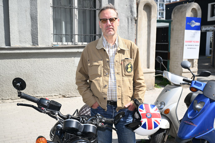 FOTO: David Matásek přijel na brunch na motorce. – stránka 16