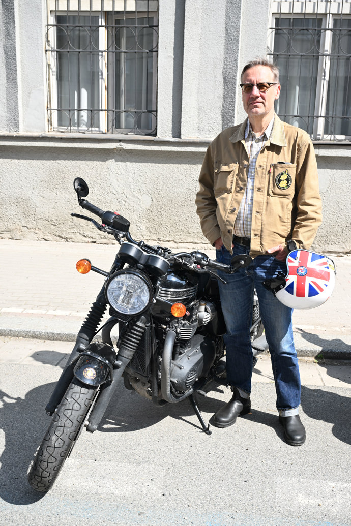 FOTO: David Matásek zapózoval se svou motorkou. – stránka 15
