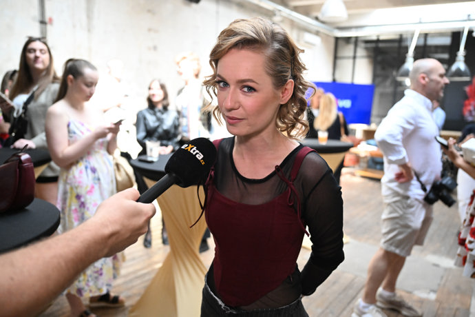FOTO: Anna Jiřina Daňhelová při rozhovoru pro eXtra.cz. – stránka 3