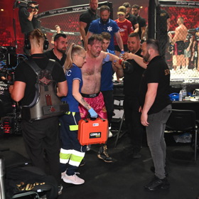 Jaromír Soukup odcházel z ringu se zdravotníky.