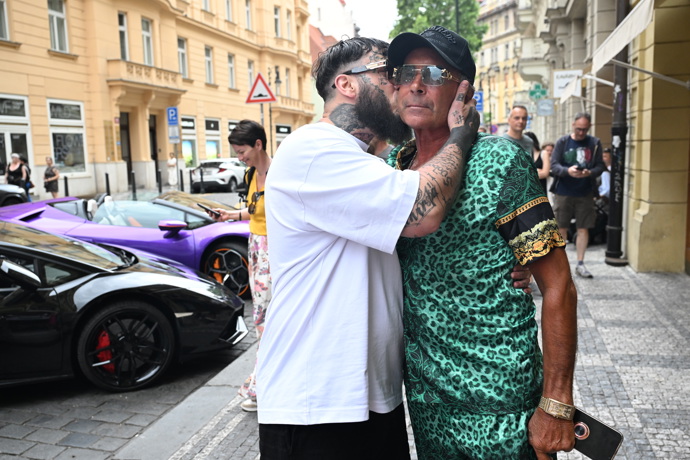 FOTO: Leo Beránek dal pusu svému otci. – stránka 33