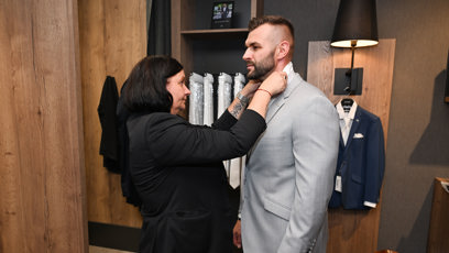 FOTO: Petr Plaček při zkoušce svatebního obleku.