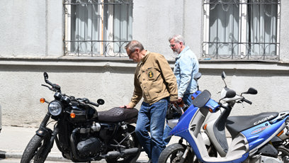 FOTO: David Matásek s Janem nasedají na motorky.