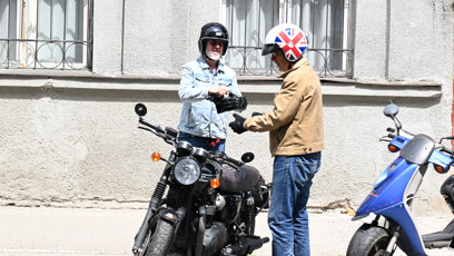 FOTO: David Matásek s Janem u svých motorek.