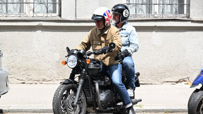 FOTO: David Matásek s bratrem na motorce.