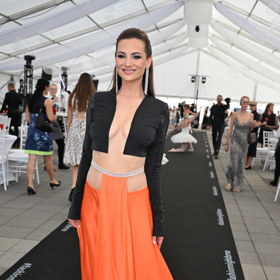 Influencerka Lenka Limberská doplnila crop topem dlouhou oranžovou sukni. 